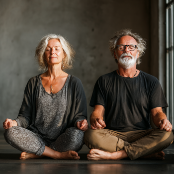 Інструктор йоги працює з літньою людиною